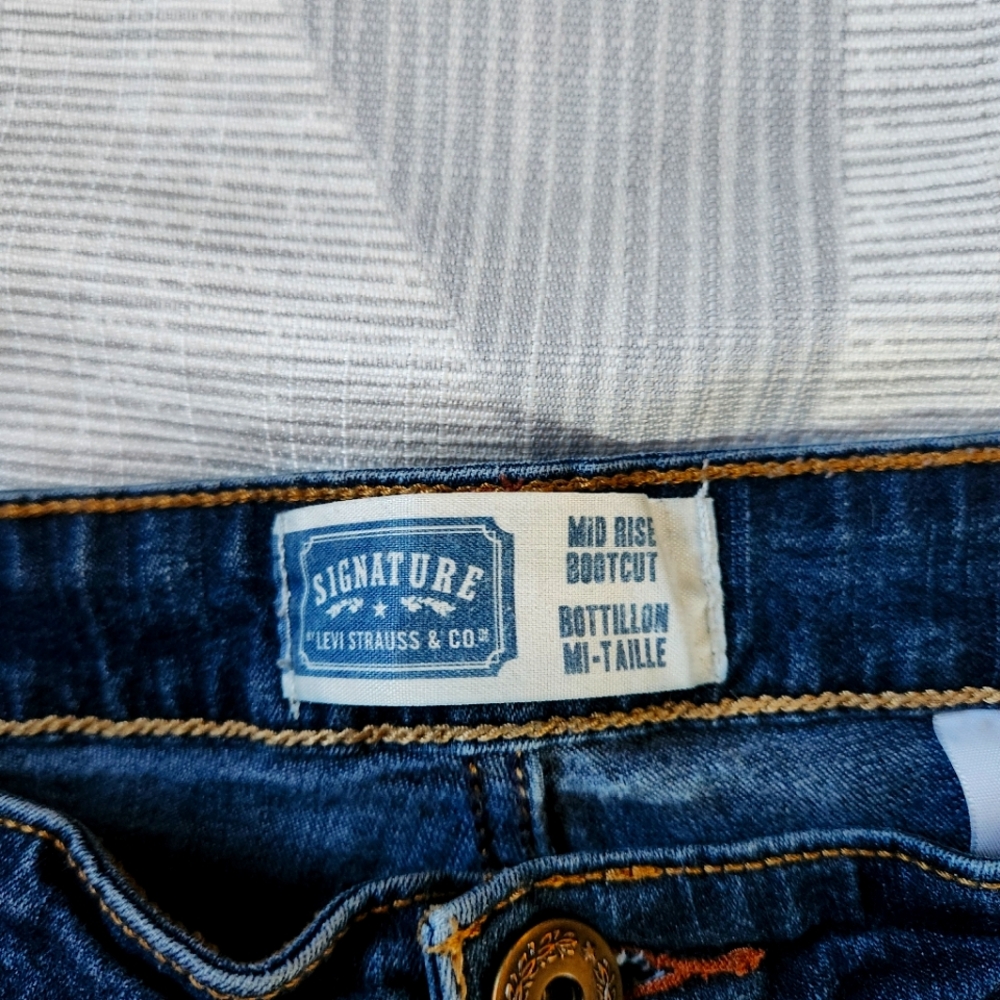 Signature Levi Mid Rise Boot Cut Jeans - Picture 4 of 9